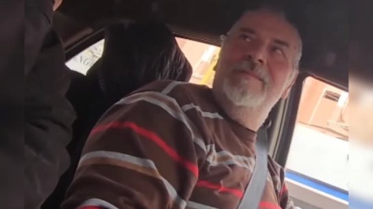بالفيديو/ سائق تاكسي طيّب في بيروت خسر ابنه منذ 12 يومًا: لم يمانع توصيل راكب مجانًا، فكسب ألف دولار!