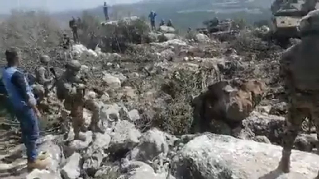 بالفيديو/ استنفار عند الحدود.. ضابط في الجيش اللبناني يدفع ضابطًا إسرائيليًا