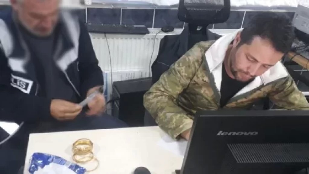 بالصور/ شاب سوري سلم كمية كبيرة من الذهب وجدها في حطام المبنى الذي يقع فيه منزله في تركيا