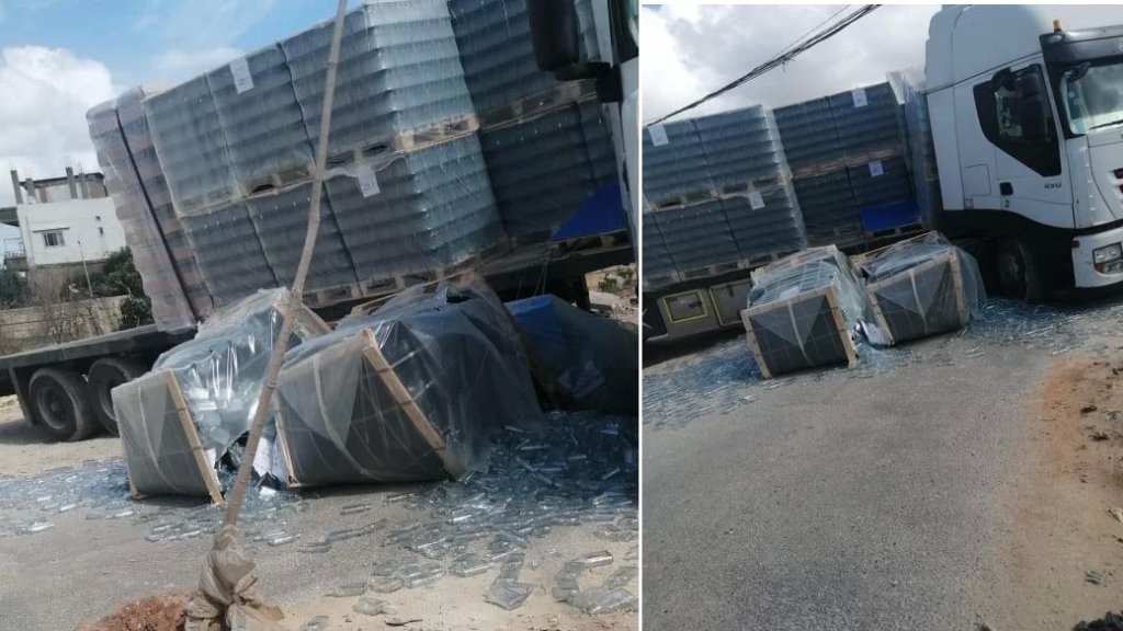 بالصور/ سقوط حمولة زجاج من شاحنة نقل كبيرة على أوتوستراد البداوي الجديد يُسبب ازدحاماً خانقاً 