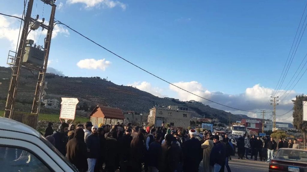 أوقفوا على خلفية ادعاء أطفال من الجنسية السورية أنهم تعرضوا للضرب في المدرسة.. قطع طريق عام كفردينس للمطالبة بإطلاق موقوفين!