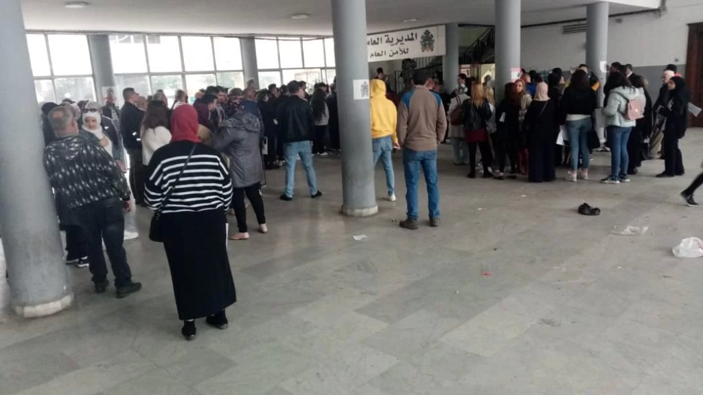 بعد إلغاء المنصة... طوابير أمام أحد مراكز الأمن العام لتقديم طلبات جوازات السفر  