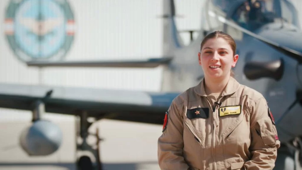 بالفيديو/ جنى صادر أول ضابط أنثى بالجيش اللبناني تقود طائرة حربية: التحدي بدأ الآن