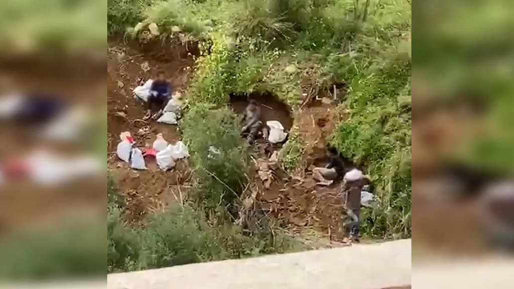 القبض على مجموعة عمال يحفرون خنادق بعمق 3 أمتار في الحازمية "لجمع الحديد"