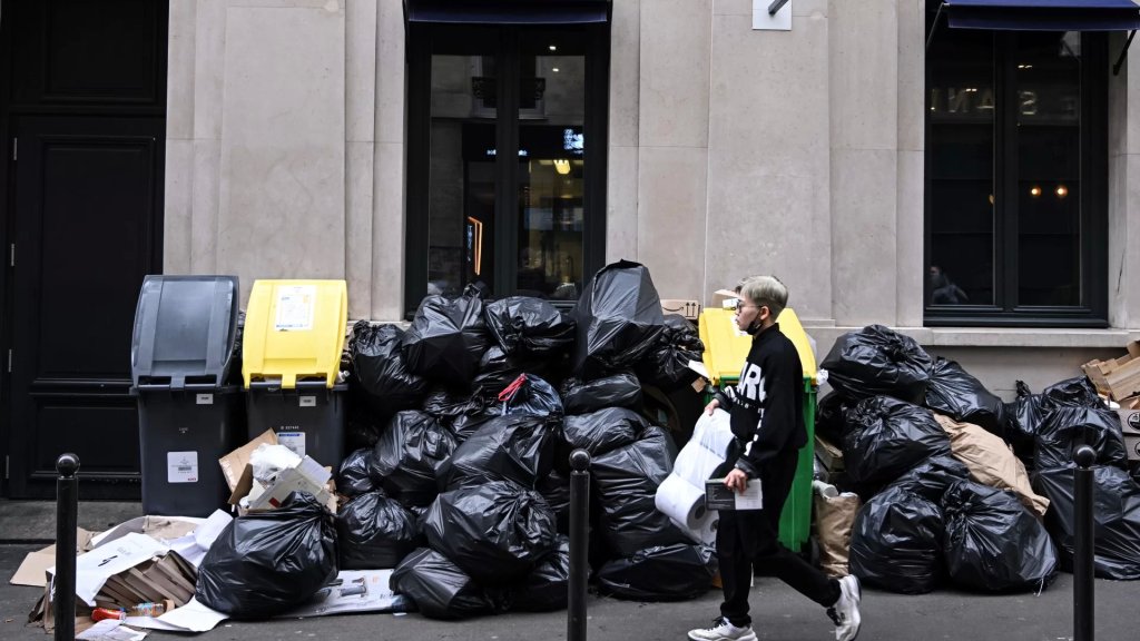 بالصور/ تراكم آلاف الأطنان من القمامة في شوارع باريس بسبب إضراب عمال النظافة!