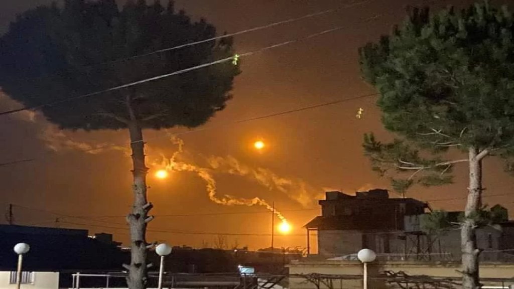 بالصور/ الإحتلال الإسرائيلي يطلق قنابل ضوئية بين رميش وعيتا الشعب وأصوات الإنفجارات تسمع في منطقة بنت جبيل