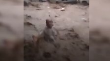 مقطع فيديو يثير جدلًا على مواقع التواصل الإجتماعي.. فضّل تصويره على إنقاذه من الغرق!
