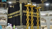بالصور/ صيانة كسوة الكعبة المشرفة استعدادًا لشهر رمضان المبارك