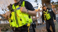 الشرطة في بريطانيا تحقق بدوافع مهاجم أحرق رجلًا لدى خروجه من المسجد 