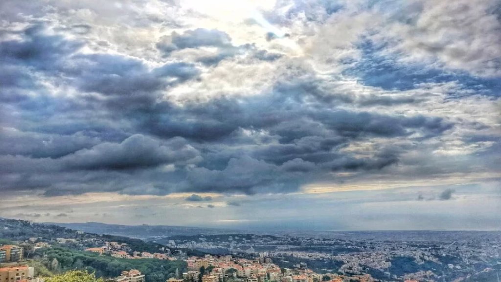 طقس متقلب يسيطر على لبنان.. الحرارة غداً فوق معدلاتها الموسمية والسبت أمطار وبرق ورعد!