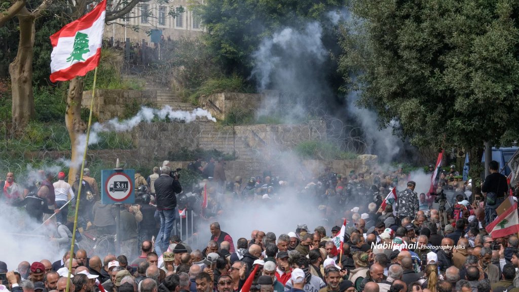 تنسيقية الدفاع عن حقوق العسكريين المتقاعدين: جعلوا أولادنا يطلقون النار والغاز المسيل للدموع بوجهنا.. الجوع سيقلب كل الموازين وغداً لناظره قريب!