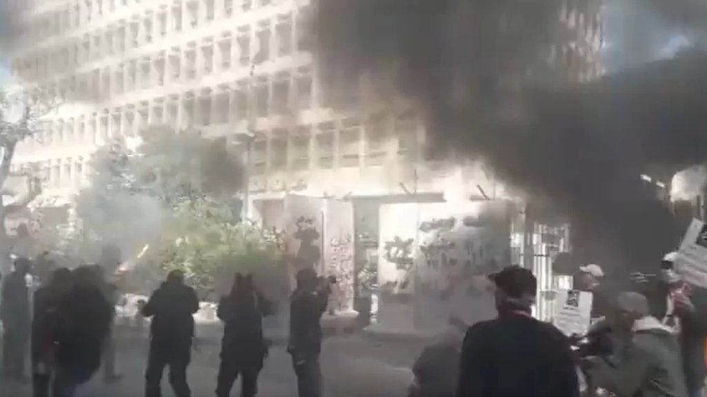 بالفيديو/ معتصمون يطلقون المفرقعات النارية باتجاه مصرف لبنان 