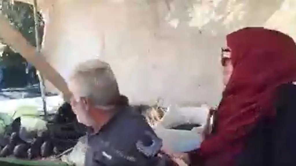 بالفيديو/ نجاة فريق الـnbn من حادث خلال مقابلة مع أحد الباعة في منطقة حارة صيدا... سائق فقد السيطرة على سيارته واقتحم موقع التصوير! 