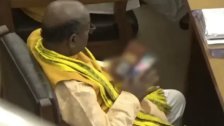 بالفيديو/ غضب في الهند بعد ضبط نائب وهو يشاهد أفلامًا إباحية أثناء جلسة رسمية للبرلمان لمناقشة الميزانية!