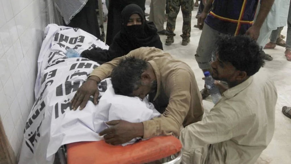 11 قتيلاً في تدافع للحصول على مساعدات غذائية جنوبي باكستان