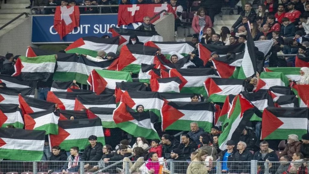 بالصور والفيديو/ جماهير سويسرا ترفع أعلام فلسطين خلال مباراة منتخب بلادهم ضد "إسرائيل"!