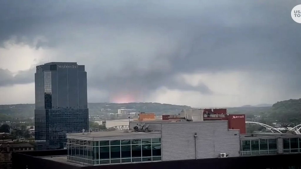 بالفيديو/ أعاصير وعواصف مدمرة في الولايات المتحدة تخلّف قتلى وأضرارًا جسيمة!