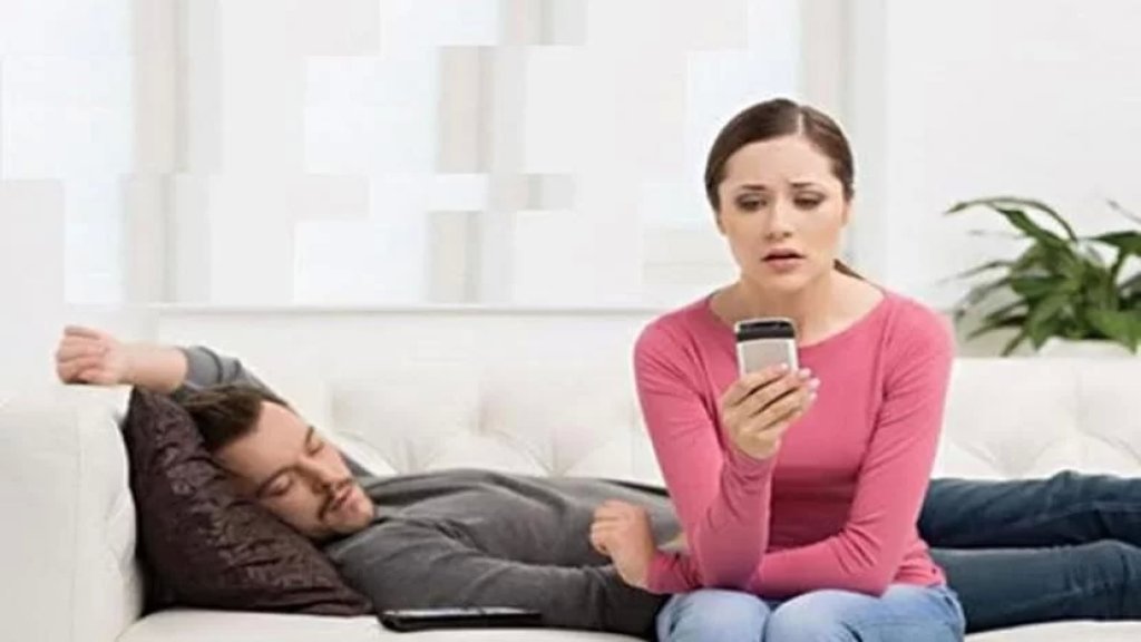 دار الافتاء المصرية: تفتيش الزوجة لهاتف زوجها حرام شرعا، وكذلك الأمر بالنسبة للزوج الذي يفتش هاتف زوجته.. أشد إثمًا في رمضان 