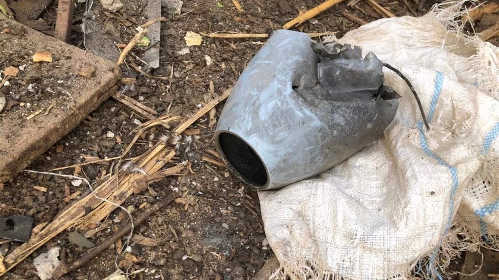 بالصور/ العثور على صاروخ غير منفجر بشكل كامل عند مدخل مخيم الرشيدي