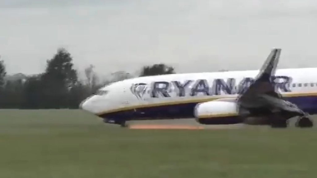 بالفيديو/ لحظات مرعبة... الشرارة تتطاير من طائرة بعد انهيار عجلتها أثناء هبوطها