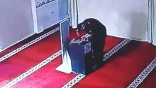 بالفيديو/ تظاهر بالصلاة بعدما انتبه أحدهم إليه.. لص يسرق صندوق تبرعات داخل مسجد في تركيا!