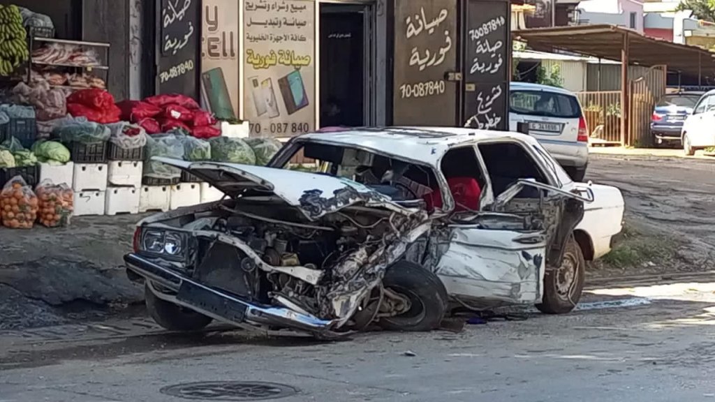 بالصور/ الدفاع المدني ينقذ 3 جرحى باستعمال معدات الانقاذ الهيدروليكية من داخل سيارتهم بسبب تضرر هيكلها بشدة جراء قوة الحادث الذي وقع عند مفترق مجدلا - عكّار