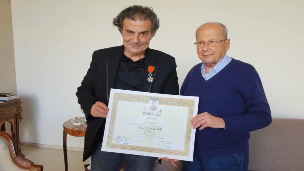 كان قد تعرض لحادث في مصر فتعذر استلامه.. سمير صفير يتسلم وسام الارز الوطني برتبة فارس من الرئيس السابق ميشال عون