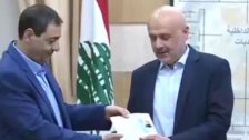 وزير الداخلية يُسلّم رئيس الاتحاد اللبناني لكرة السلّة الهوية اللبنانية للاعب الأميركي أوماري سبيلمان