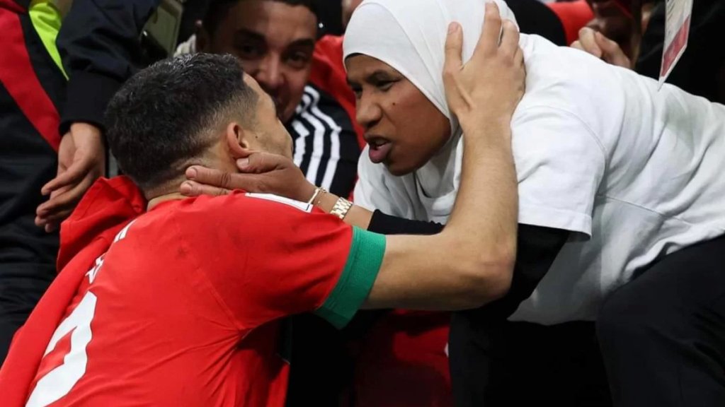 بعدما نقل ثروته باسمها.. والدة حكيمي تعلق للمرة الأولى: إذا لم يفعل ذلك فلن يستطيع التخلص منها!