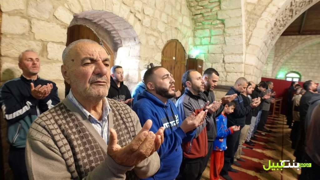 بالفيديو والصور/ لقطات من اجواء صلاة عيد الفطر في المسجد الكبير بمدينة بنت جبيل