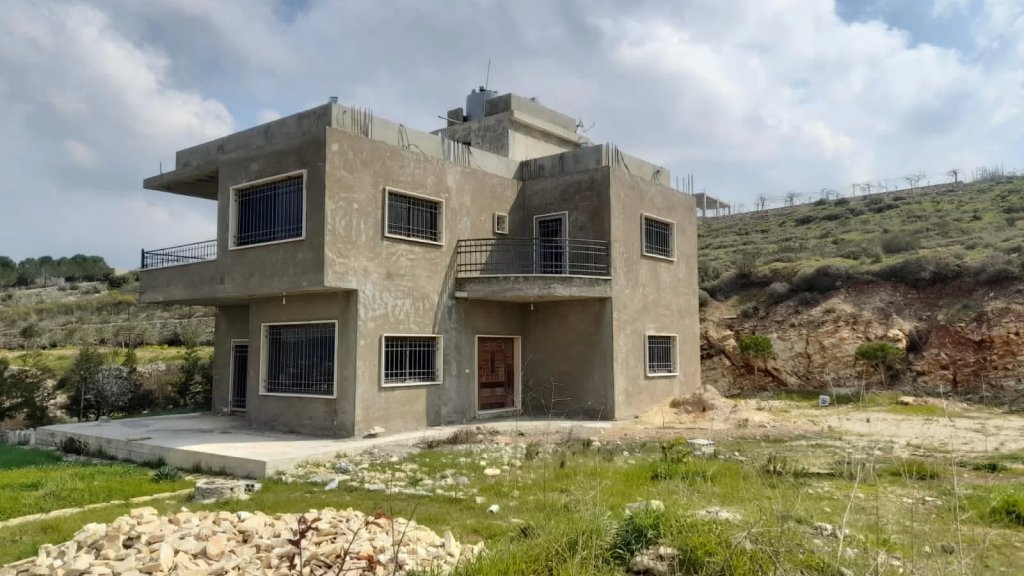 بالصور/ بناء دوبلكس وشجيرات مثمرة ضمن عقار معروض للبيع يقع على جبل كاشف للمنطقة في حانين 