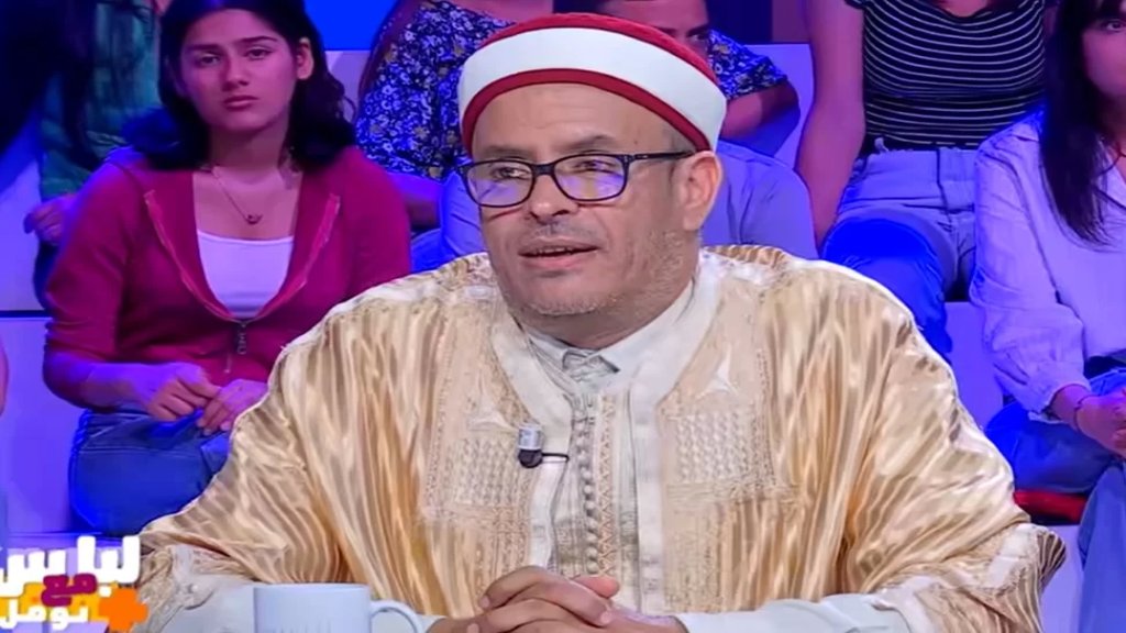 بالفيديو/ شيخ تونسي يثير ضجّة واسعة: &quot;أقنعتُ زوجتي بترك الحجاب&quot;!