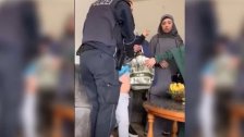 أخذوه عنوة رغم بكائه.. فيديو يظهر سحب الشرطة الألمانية طفلاً من عائلته العربية ويثير غضباً!
