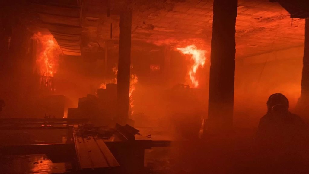 بالصور/ الدفاع المدني: يعمل عناصر من مراكز متعددة على اخماد حريقٍ شب داخل منشرة مؤلفة من طبقتين في الكفاءات