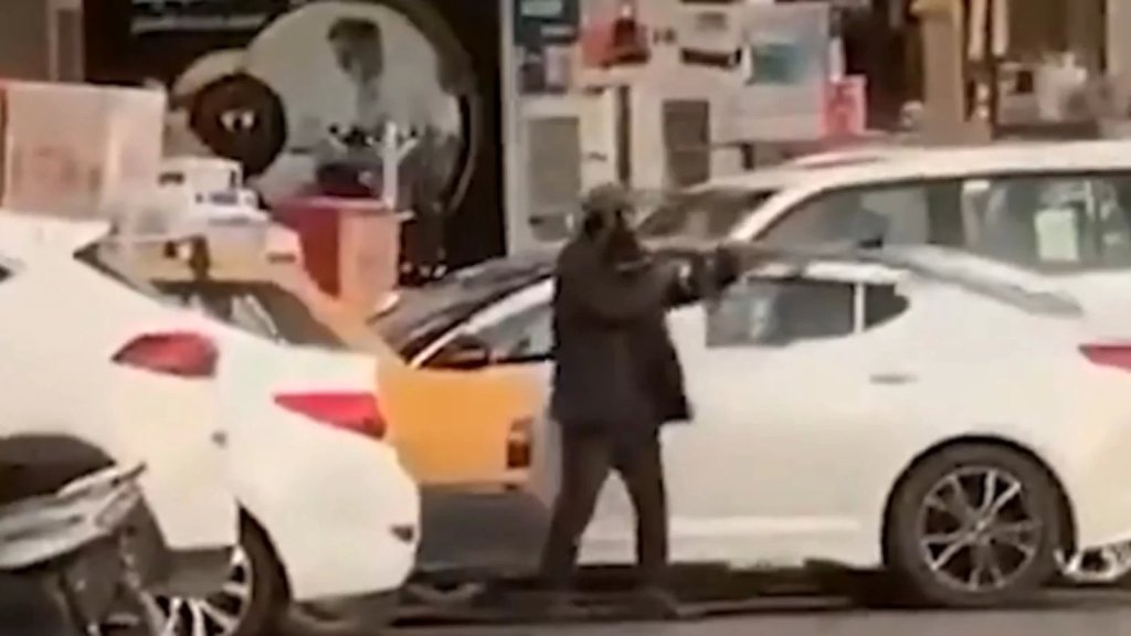 بالفيديو/ حاملاً كلاشينكوف ومثيراً للرعب بين الناس.. القبض على مسلح يطلق النار على المارة في بغداد!