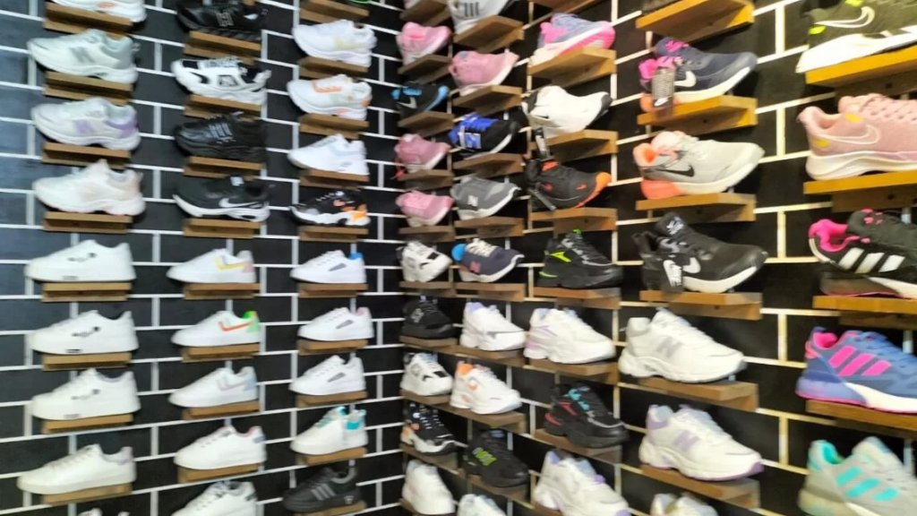 &quot;سرقة فاشلة&quot; تثير السخرية: سرقوا أكثر من 200 حذاء دون أن يدركوا أن جميعها للقدم اليمنى!