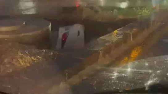بالفيديو/ حفرة تبتلع سيارة وسط السيول في أنقرة!