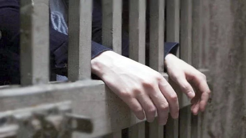 قدرت قيمتها بحوالي 100 ألف دولار.. سرقوا أثاثًا وتحفًا باهظة الثمن من أحد المنازل في دوحة الحص ومخفر الدامور يلقي القبض على أحد الفاعلين!