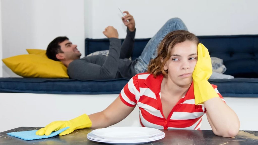 لا مفر للرجل في إسبانيا من الطبخ وتنظيف المنزل.. تطبيق حكومي لتقاسم العمل في البيت مع المرأة!