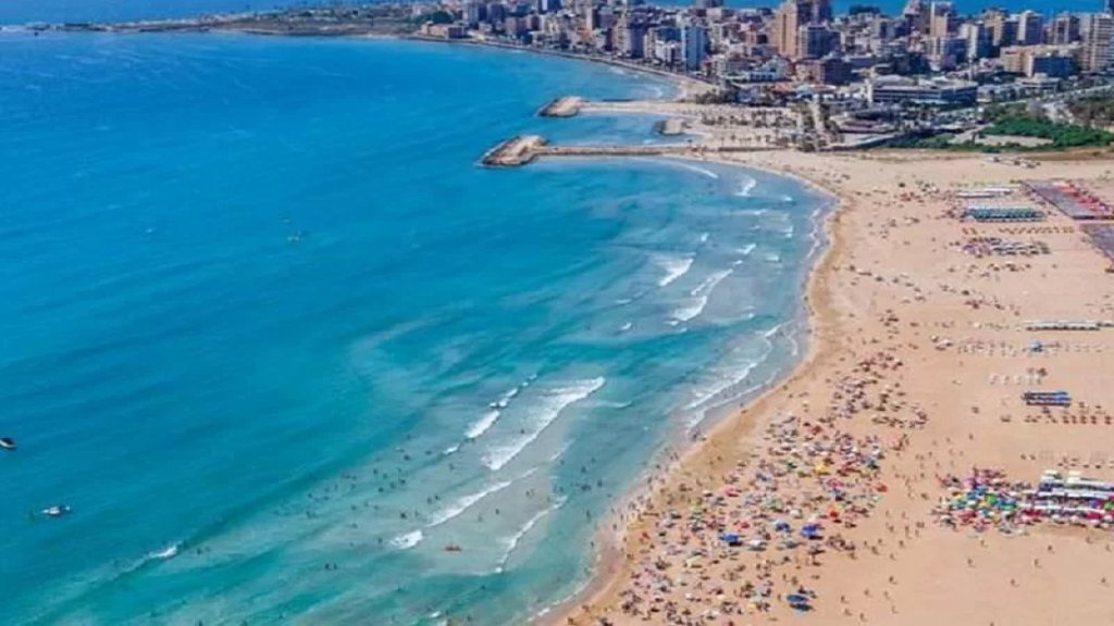 عناصر من بلدية صور تعمل على إخلاء شاطئ صور بعد 7 حالات غرق