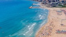 عناصر من بلدية صور تعمل على إخلاء شاطئ صور بعد 7 حالات غرق