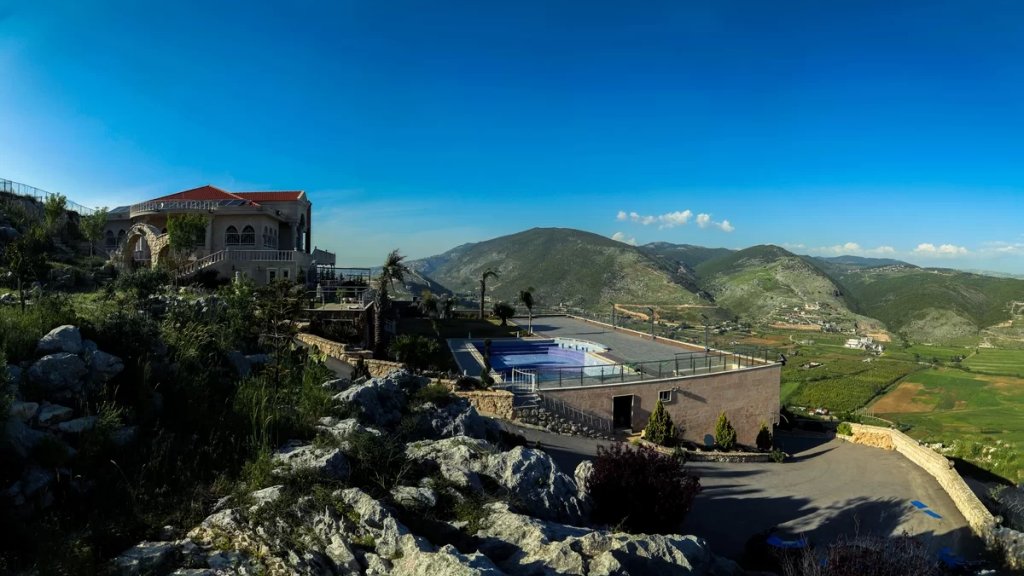 للباحثين عن الراحة والرفاهية.. فيلا شاليه للإيجار في كفررمان-جبل الميدني (صور وفيديو)