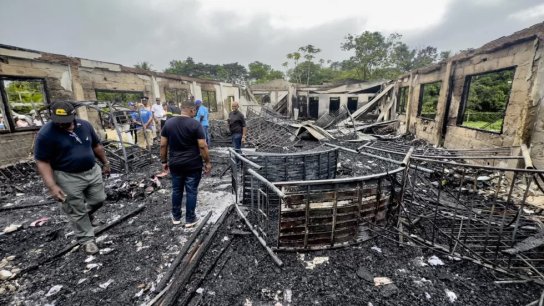 في غوايانا.. تلميذة أضرمت النيران في سكن مدرسة للإناث بعد مصادرة هاتفها والحصيلة 19 قتيلا!