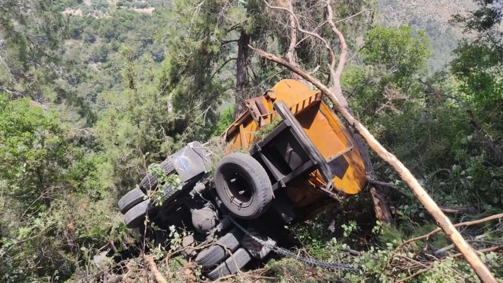 سقوط شاحنة في وادي الدامور... والدفاع المدني ينتشل جثة السائق