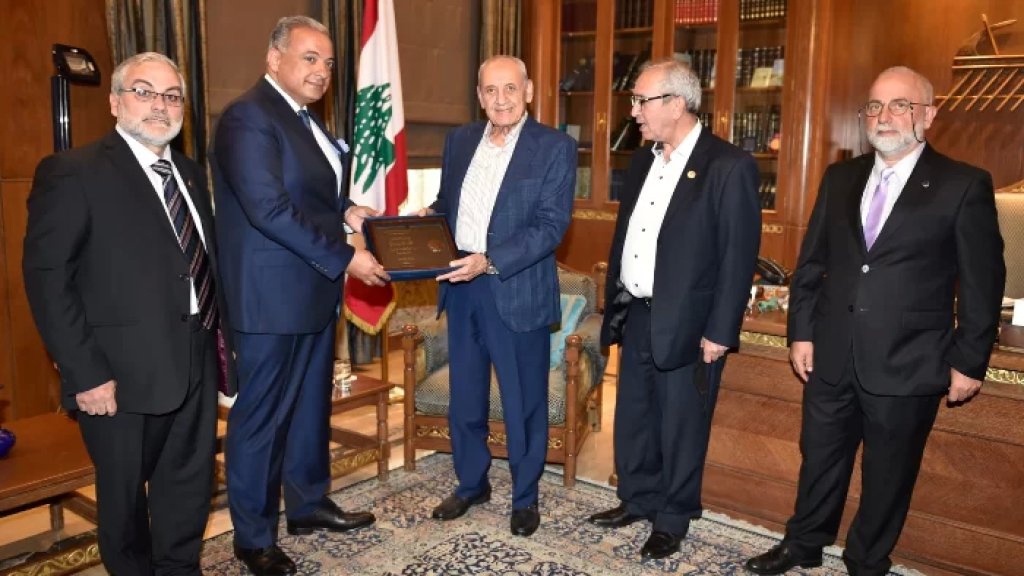 وزير الثقافة يسلم الرئيس بري النسخة رقم واحد من ميدالية قلعة الشقيف