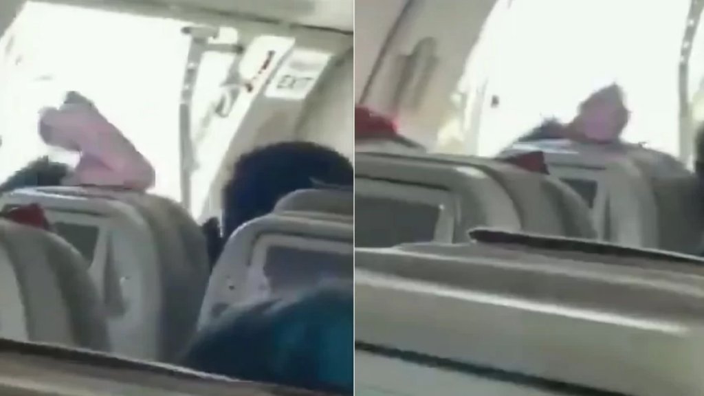 بالفيديو/ لحظات رعب عاشها الركاب.. فتح باب طائرة أثناء تحليقها!