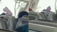 بالفيديو/ لحظات رعب عاشها الركاب.. فتح باب طائرة أثناء تحليقها!