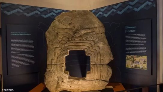 بعد عقود في أميركا.. المكسيك يسترجع منحوتة حجرية عمرها أكثر من ألفي عام