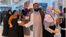 بالصور/ السعودية تستقبل رحلة حجاج إيران بالهدايا والحلوى والورود 
