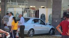 بالصور/ سيارة تصطدم بواجهة محل في أبي سمراء: السائقة فقدت السيطرة على السيارة بسبب عطل مكانيكي